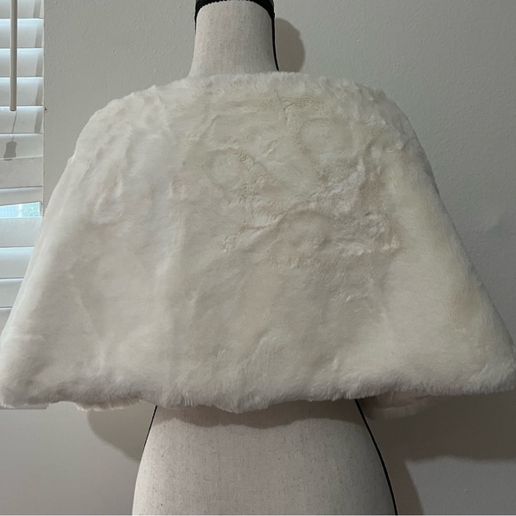 Elegant White Faux Fur Shawl - Picture 2 of 5